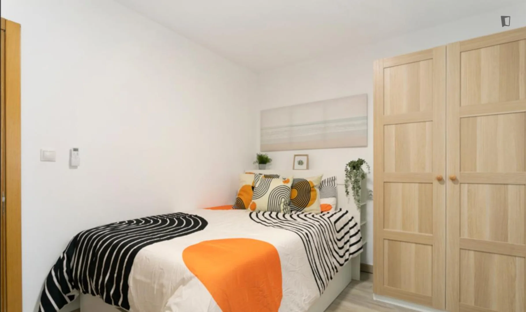 Habitación estudiantil amplia y cómoda en