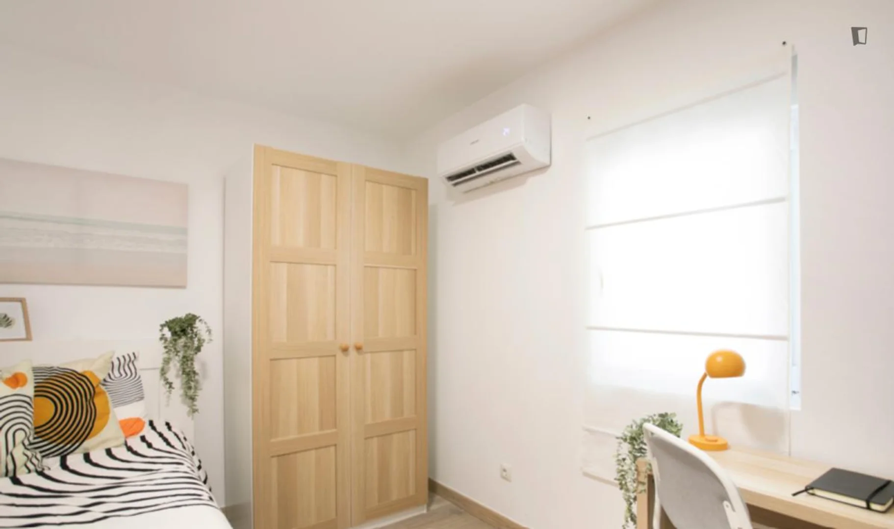 Habitación estudiantil económica con ubicación conveniente en