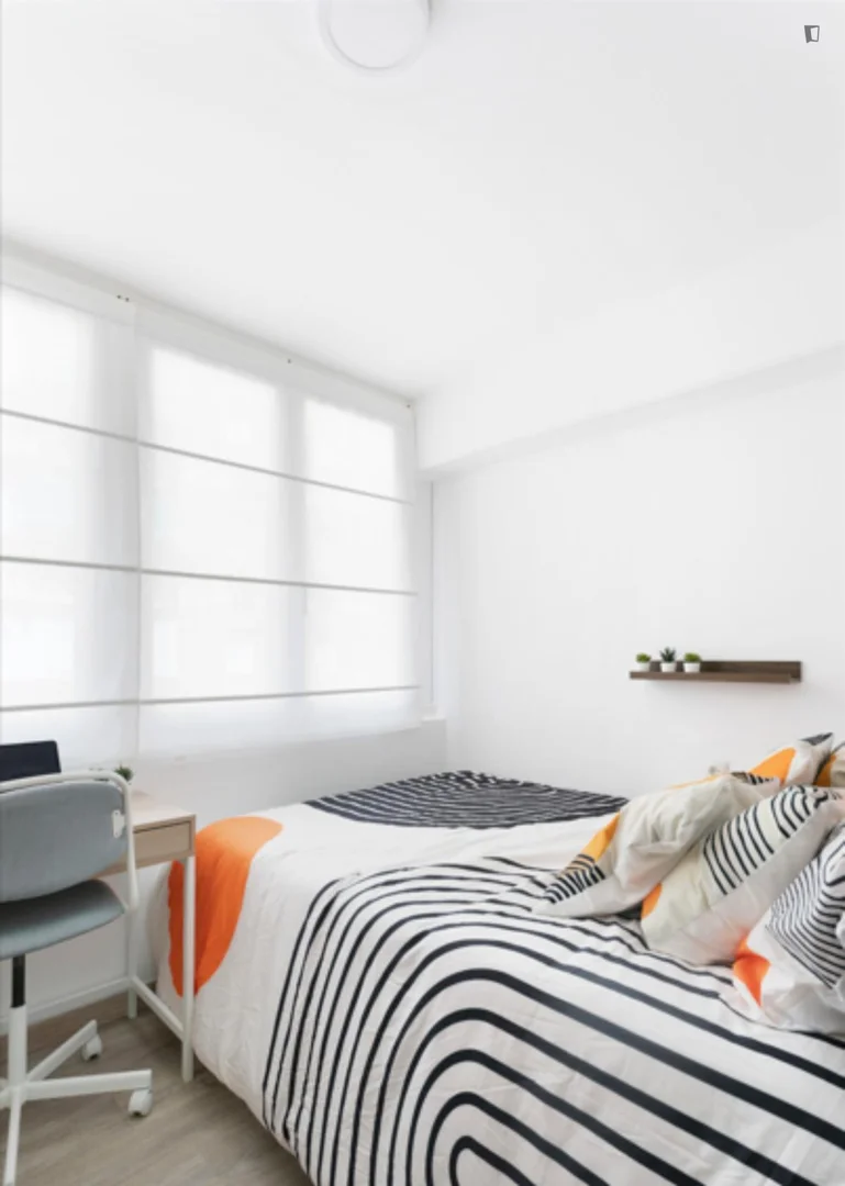 Habitación estudiantil luminosa y aireada con fácil acceso a la universidad en