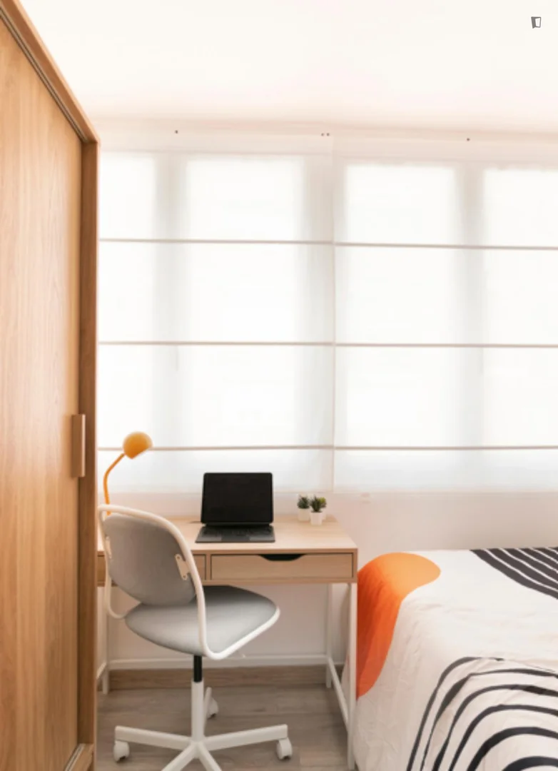 Habitación estudiantil funcional perfecta para estudiar en
