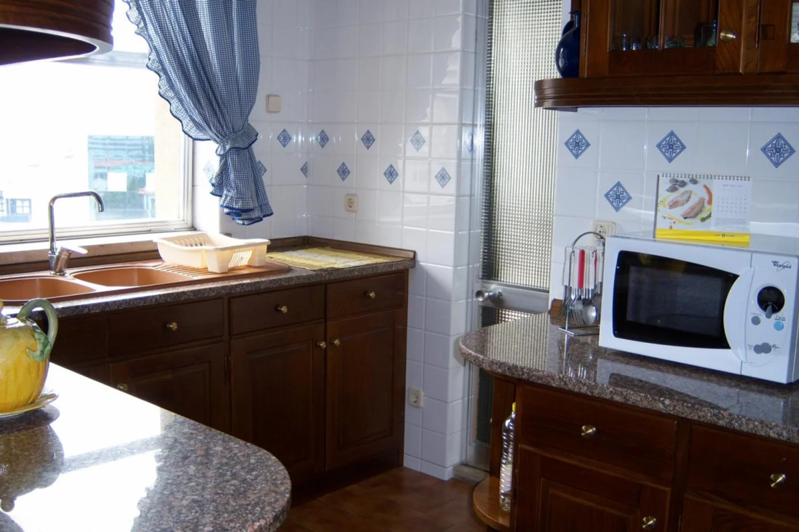 Habitación estudiantil funcional perfecta para estudiar en 