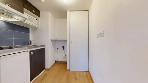 Dairenin tamamı konumu 6 Rue de Koufra, 44300 Nantes, France, 9 16 görüntüsü
