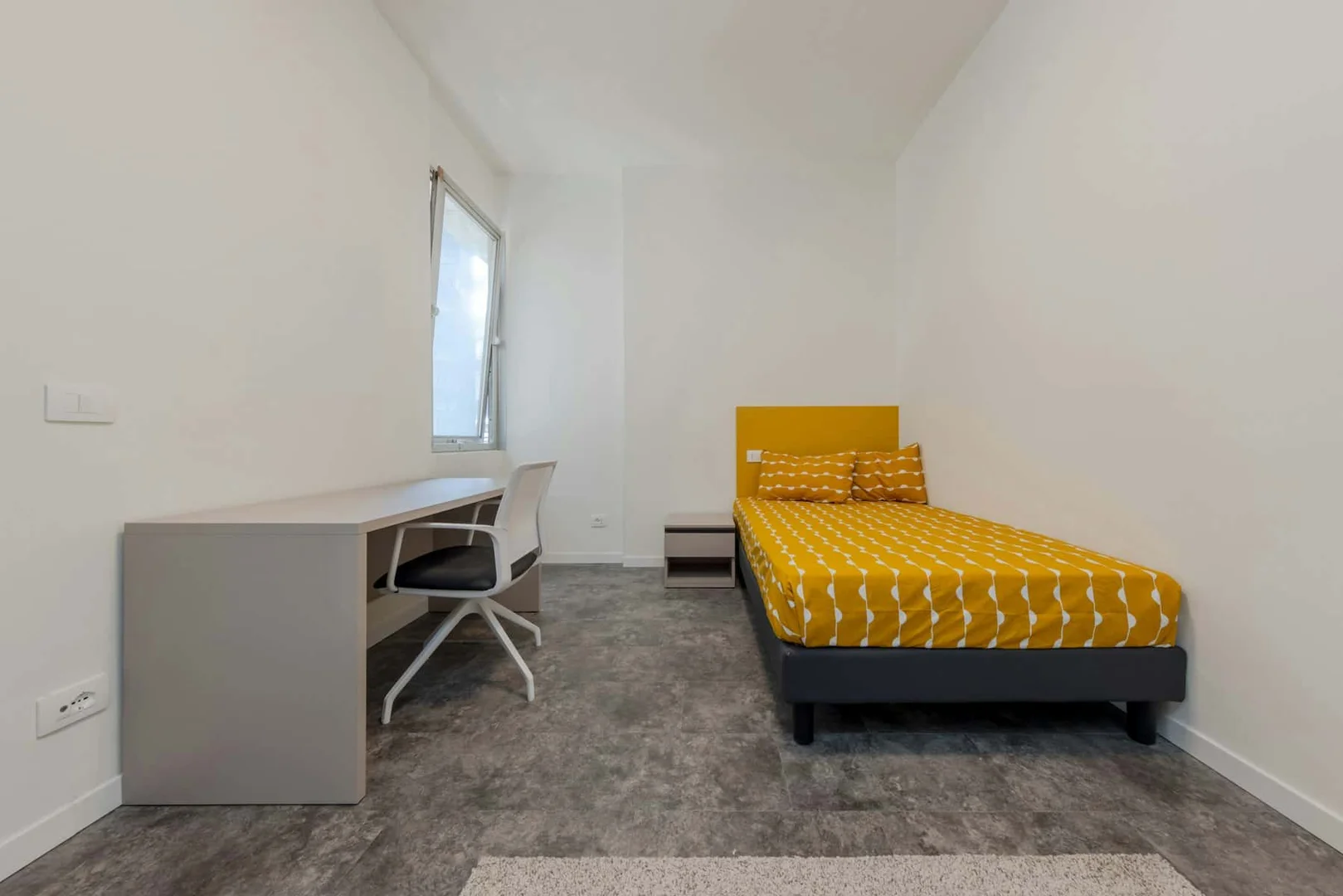Chambre conviviale pour les étudiants dans  avec des équipements modernes