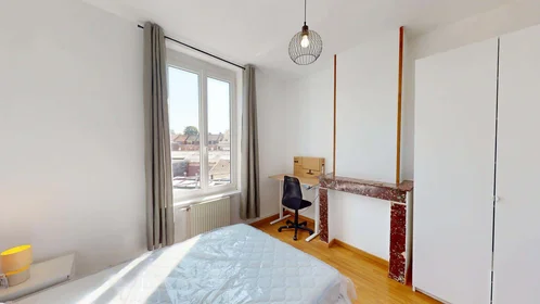 Chambre privée à 9 Parv. Saint-Jean Baptiste, 59100 Roubaix, France, image 2 de 30