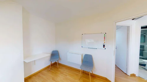 Chambre privée à 9 Parv. Saint-Jean Baptiste, 59100 Roubaix, France, image 18 de 30