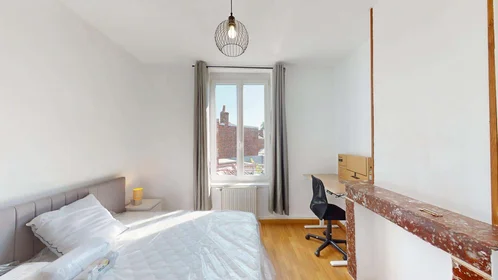 Chambre privée à 9 Parv. Saint-Jean Baptiste, 59100 Roubaix, France, image 3 de 30
