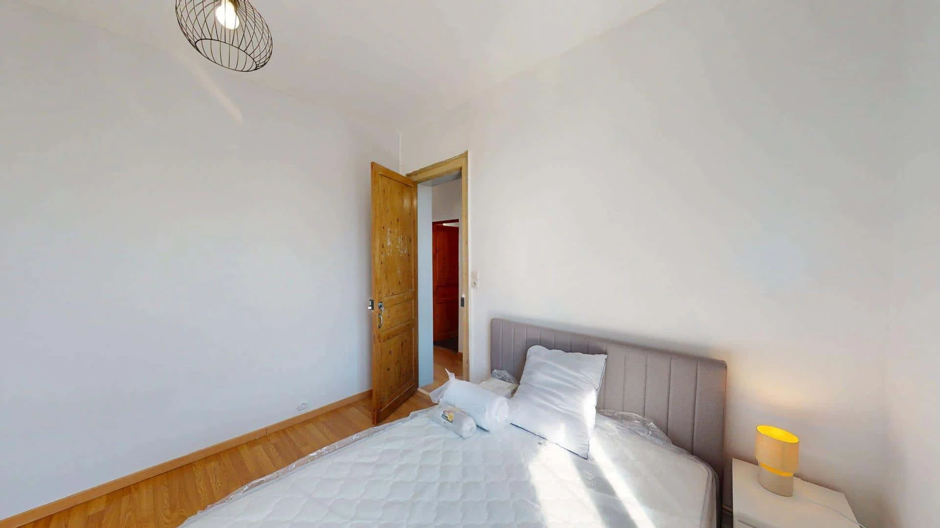 Chambre abordable pour les étudiants avec un bon éclairage dans