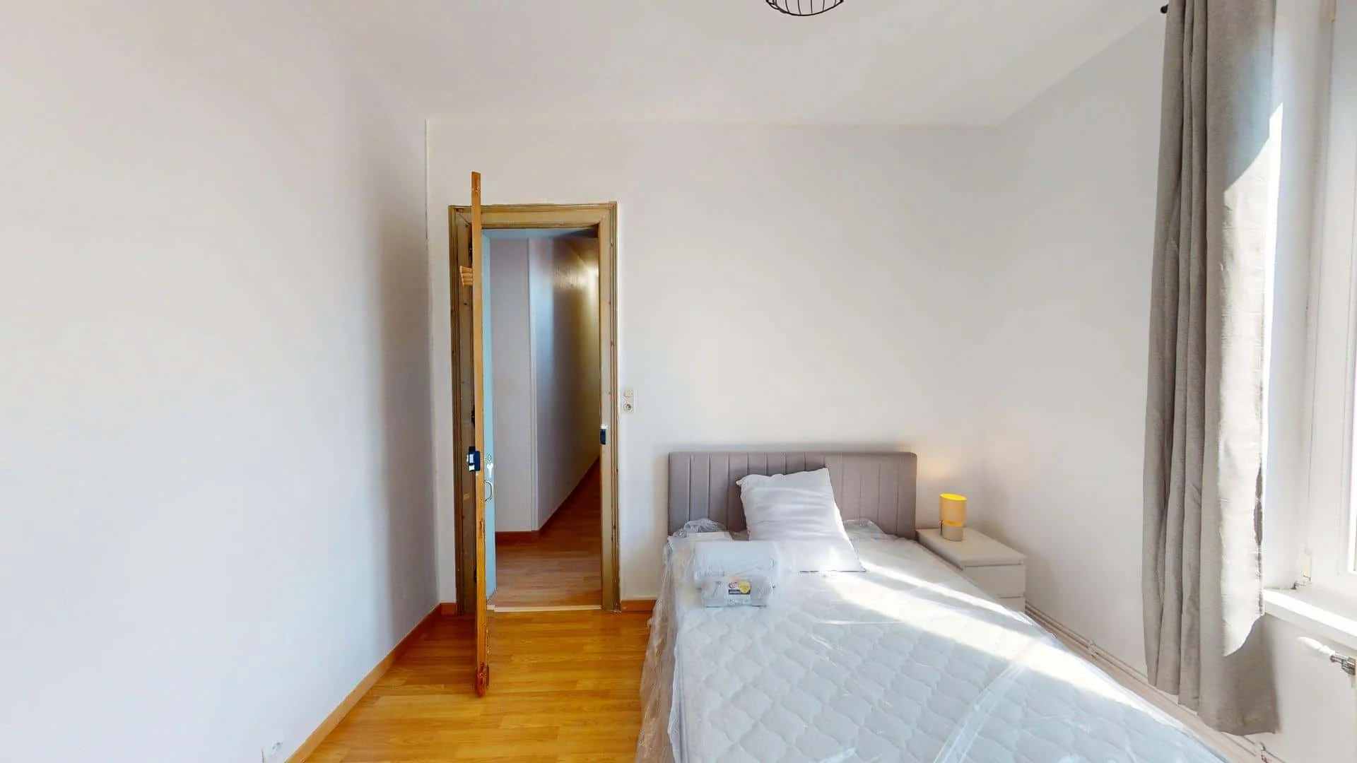 Chambre abordable pour les étudiants avec un bon éclairage dans