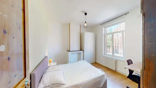 Chambre privée à 9 Parv. Saint-Jean Baptiste, 59100 Roubaix, France, image 2 de 30