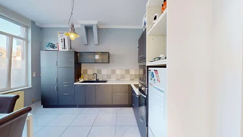 Chambre privée à 9 Parv. Saint-Jean Baptiste, 59100 Roubaix, France, image 15 de 30