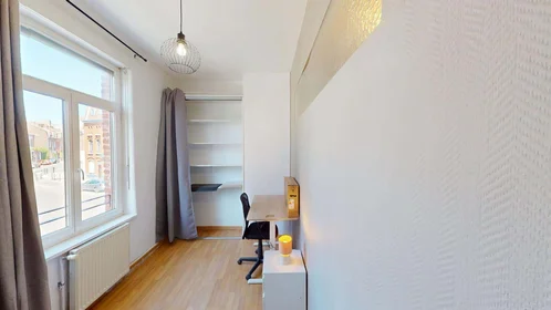 Chambre privée à 9 Parv. Saint-Jean Baptiste, 59100 Roubaix, France, image 5 de 30