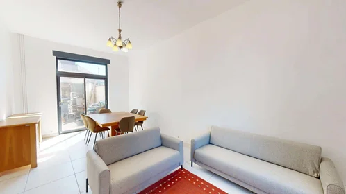 Chambre privée à 9 Parv. Saint-Jean Baptiste, 59100 Roubaix, France, image 1 de 30