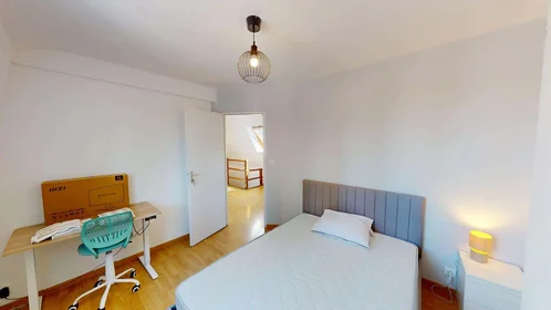 Chambre privée à 9 Parv. Saint-Jean Baptiste, 59100 Roubaix, France, image 2 de 30