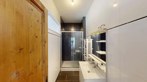 Chambre privée à 9 Parv. Saint-Jean Baptiste, 59100 Roubaix, France, image 21 de 30