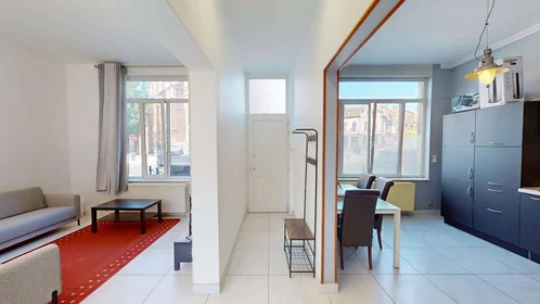 Chambre privée à 9 Parv. Saint-Jean Baptiste, 59100 Roubaix, France, image 24 de 30