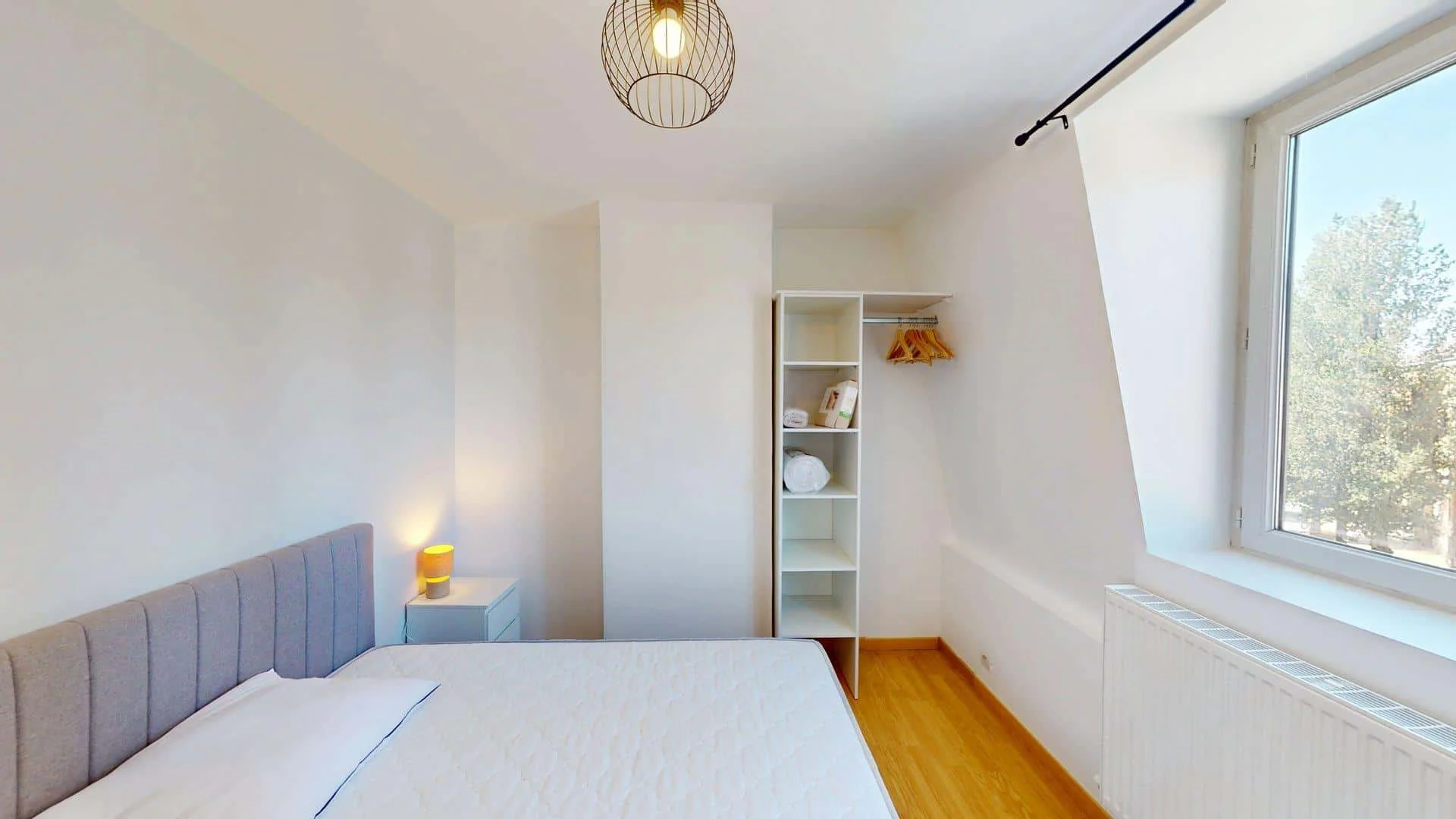 Chambre abordable pour les étudiants avec un bon éclairage dans
