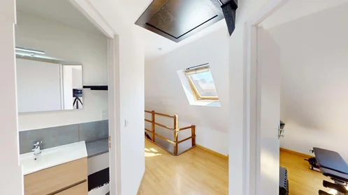 Chambre privée à 9 Parv. Saint-Jean Baptiste, 59100 Roubaix, France, image 27 de 30