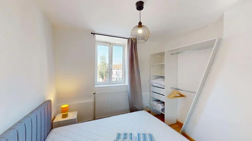 Chambre privée à 9 Parv. Saint-Jean Baptiste, 59100 Roubaix, France, image 4 de 30