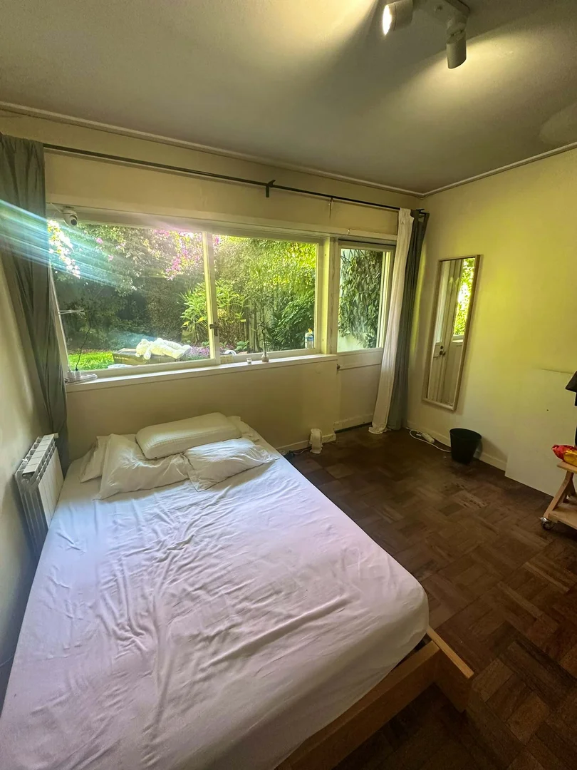 Bright and airy student room with easy university access in 