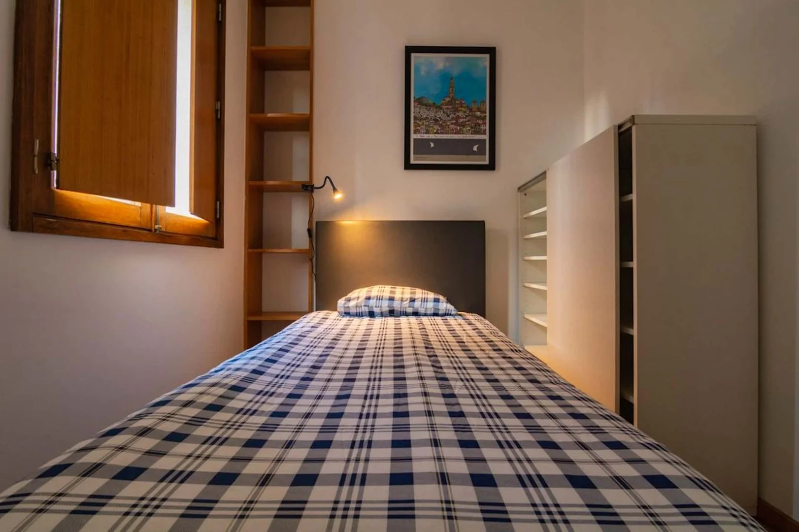 Habitación para estudiantes en  con área de estudio y facilidades compartidas