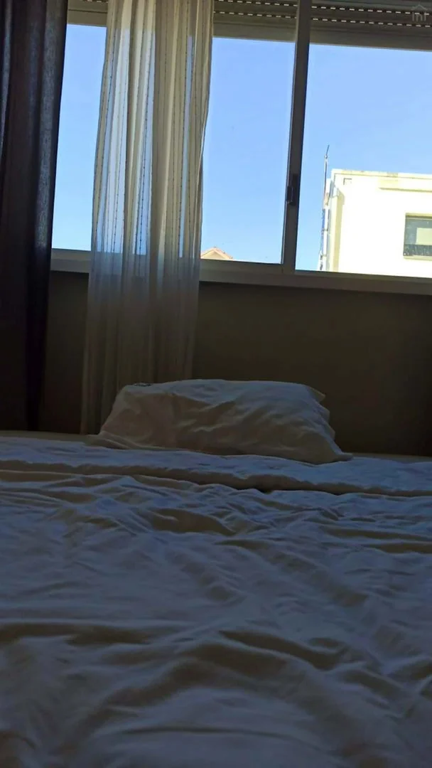 Bright and airy student room with easy university access in 