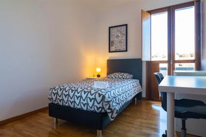 Habitación privada en Rua de Salgueiro Maia 206, 4150-290 Porto, Portugal, imagen 2 de 32