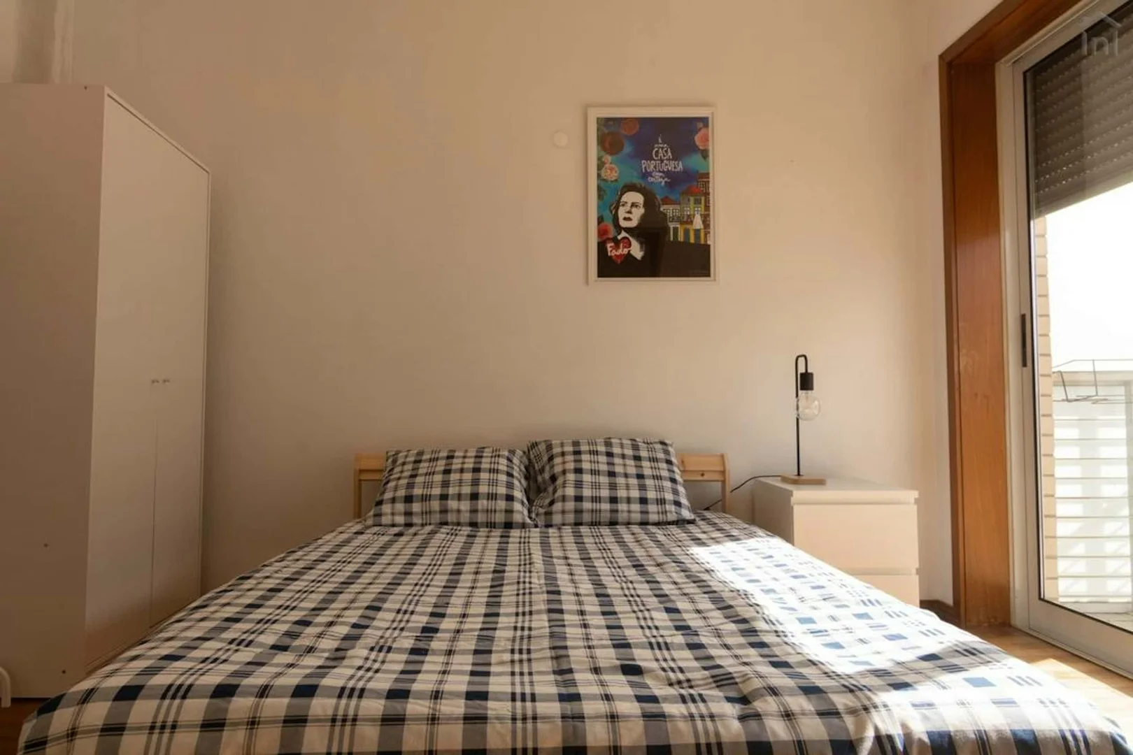 Stanza economica per studenti con ampia illuminazione in 