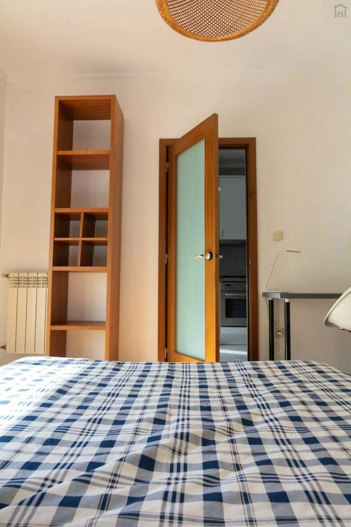 Stanza per studenti luminosa e ariosa con facile accesso all'università a 