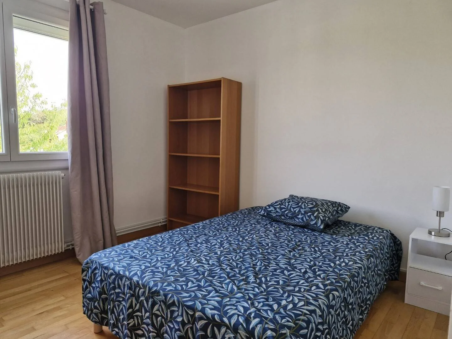 Quarto de estudante económico perto do campus em 