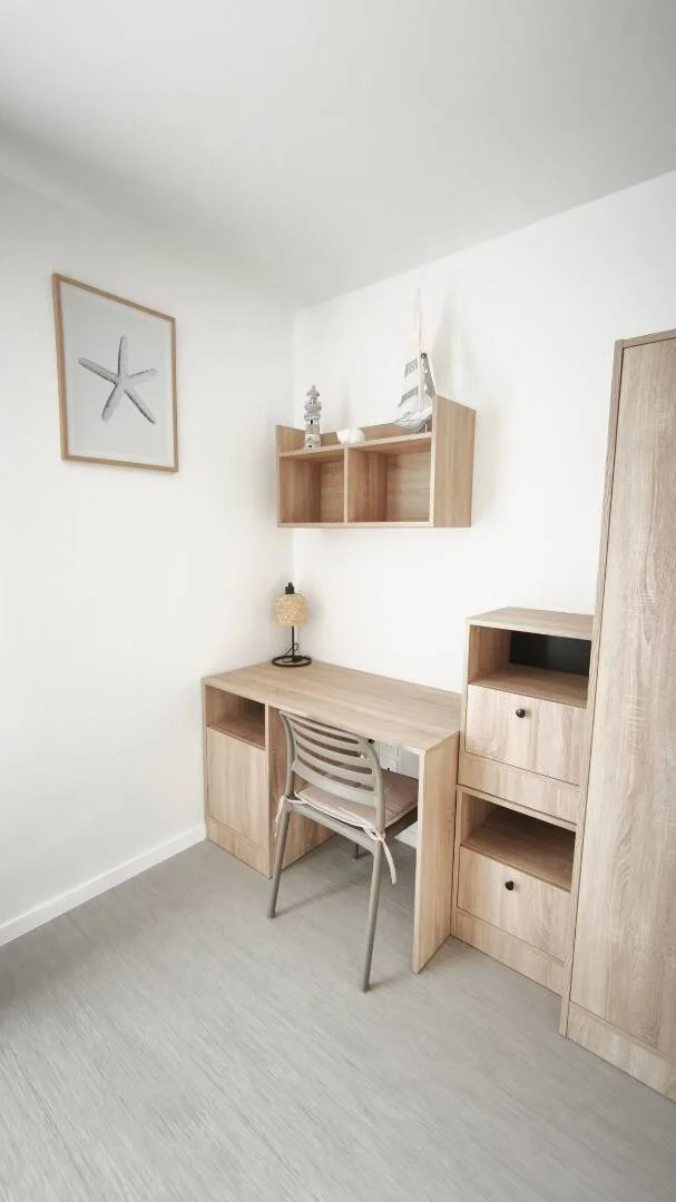 Chambre d'étudiant à  avec espace d'étude et installations communes