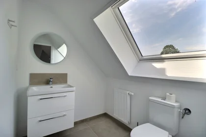 Quarto privado em Rue de Suède, imagem 7 de 13