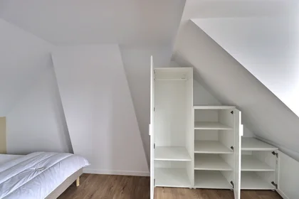 Quarto privado em Rue de Suède, imagem 8 de 13