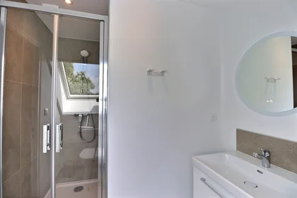 Quarto privado em Rue de Suède, imagem 9 de 13