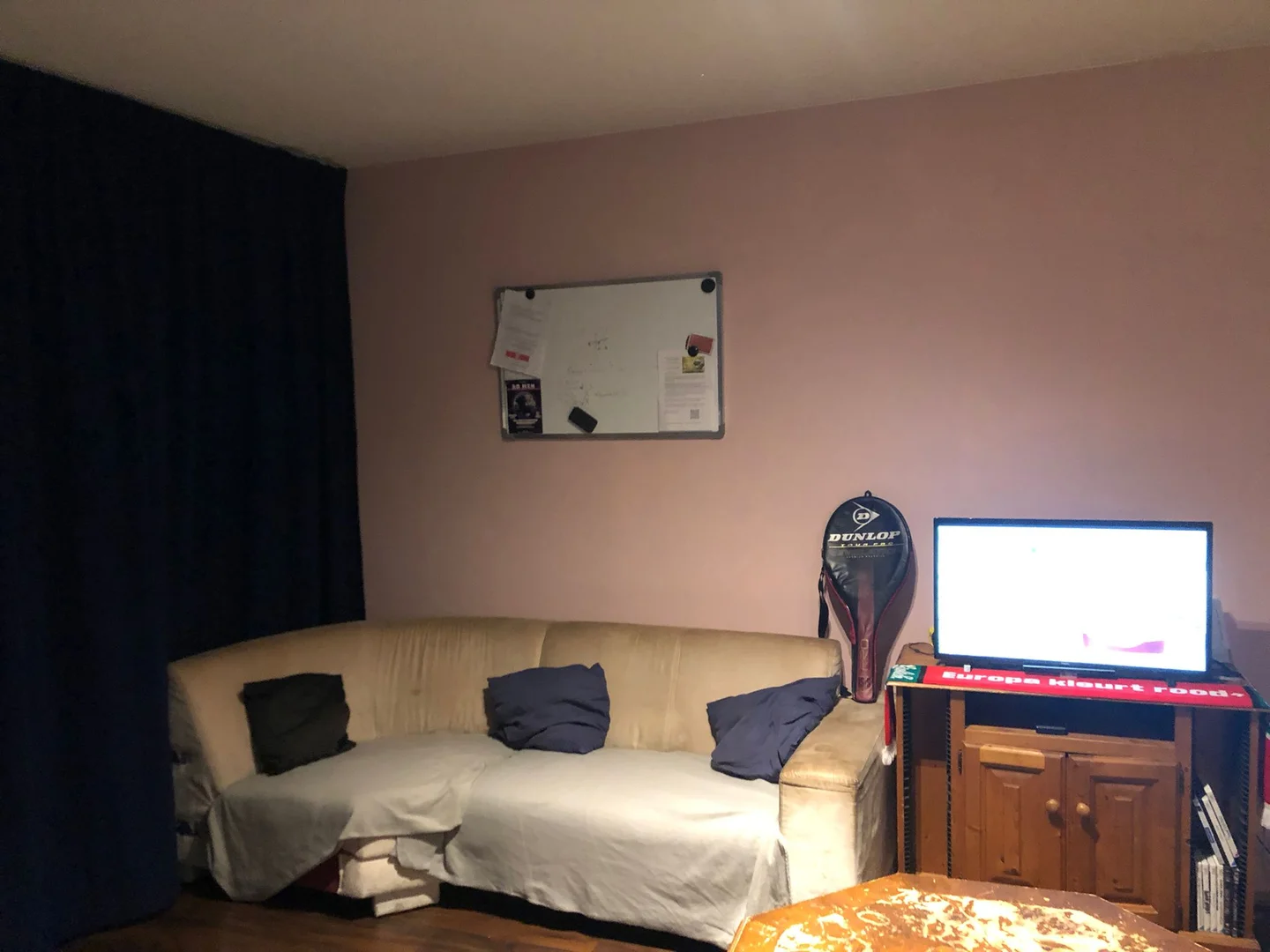 Funkcjonalny pokój studencki idealny do nauki w 