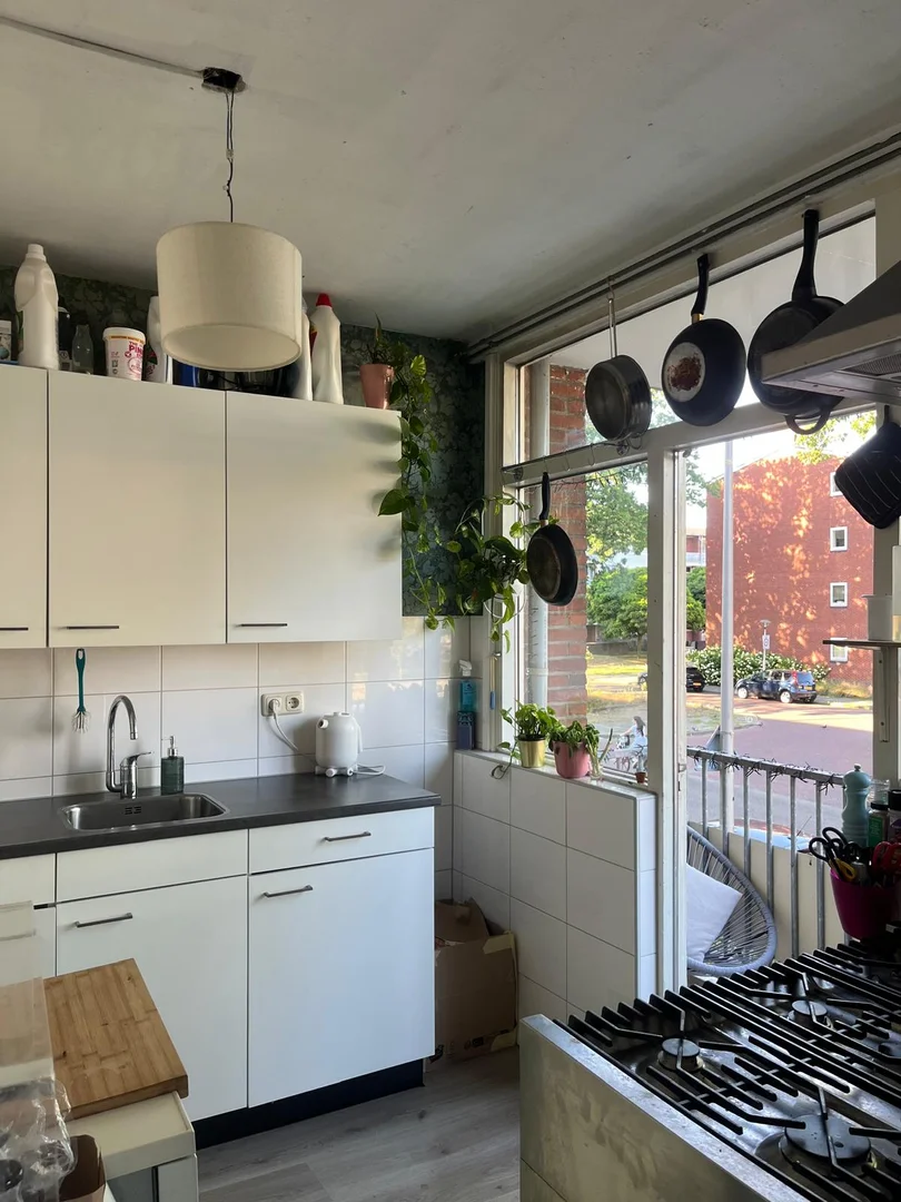 'da çalışma alanı ve ortak tesisler bulunan öğrenci odası
