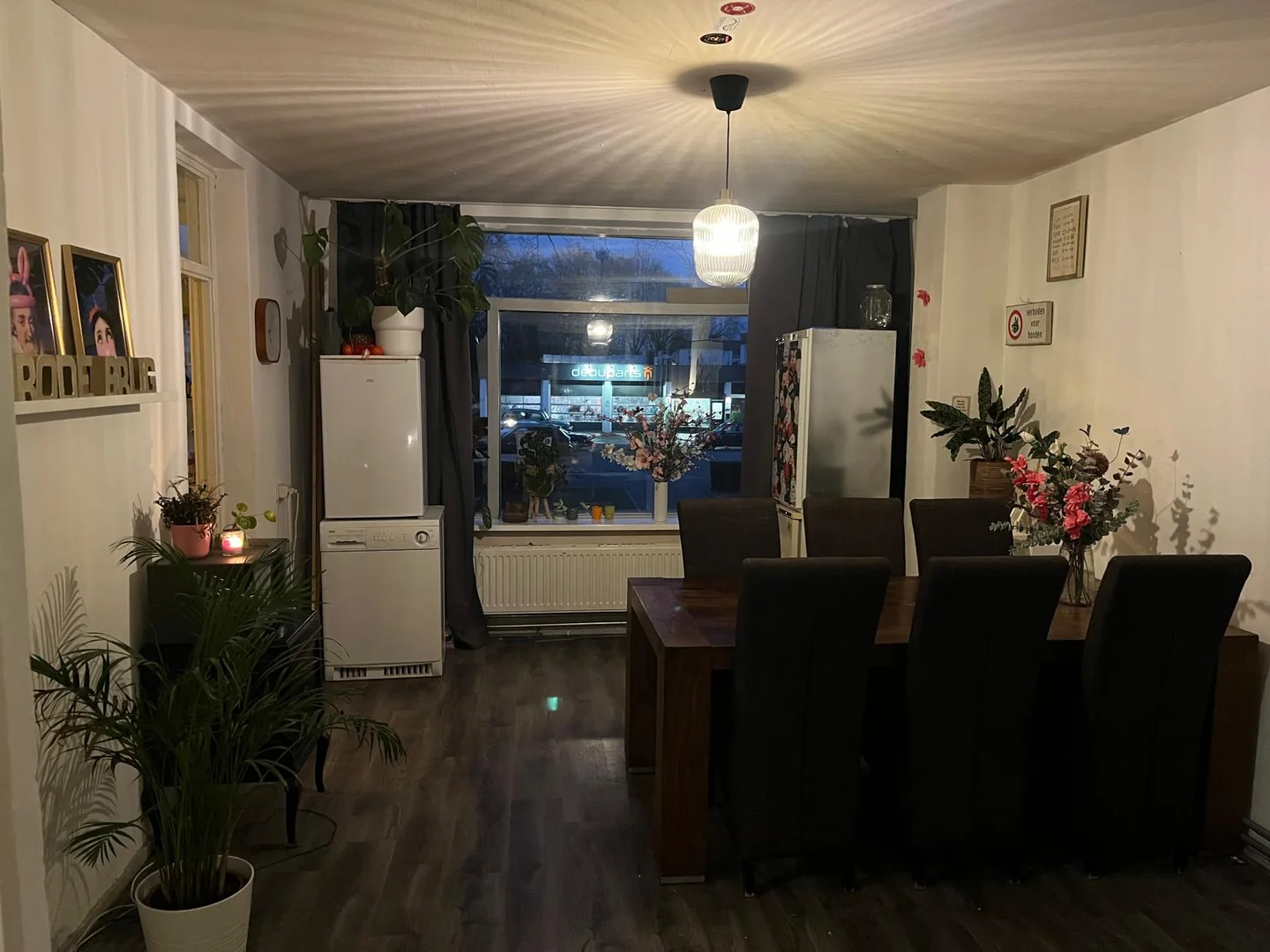 'da üniversiteye kolay erişime sahip aydınlık ve havadar öğrenci odası