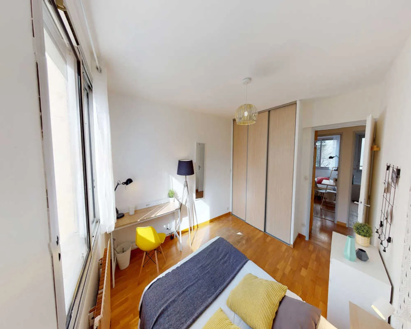 Functional student room perfect for studying in 