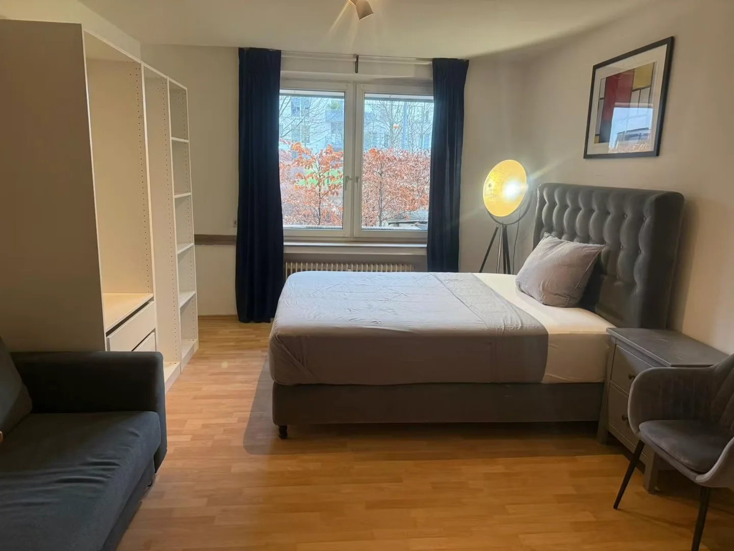 Quarto de estudante confortável e espaçoso em 