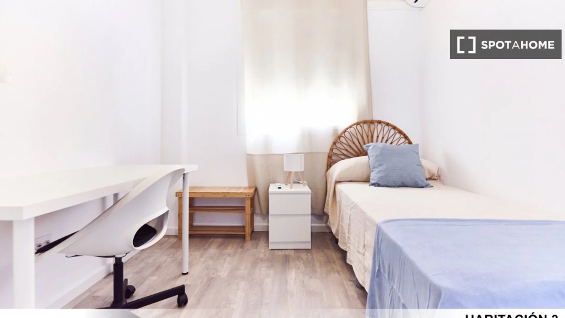Quarto de estudante económico com localização conveniente em 