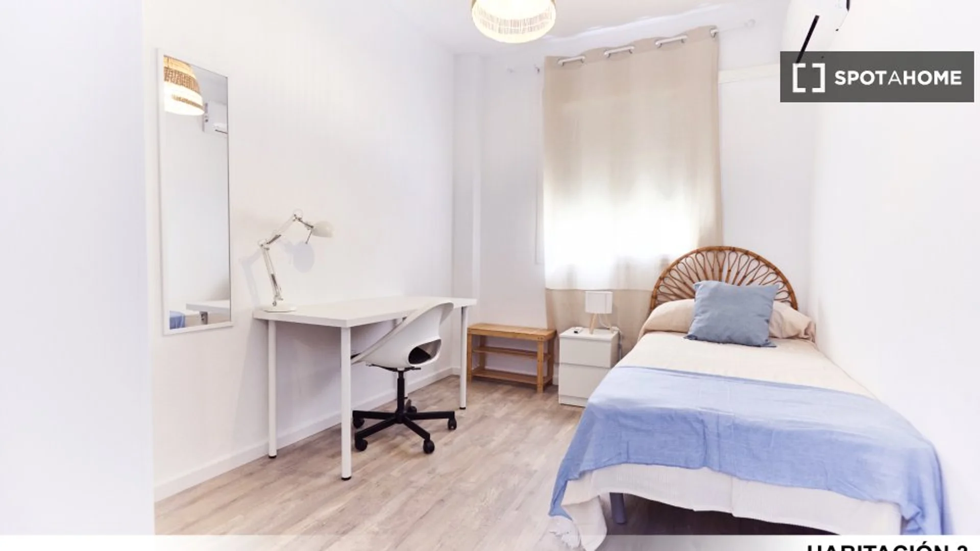 Quarto de estudante em  com área de estudo e instalações partilhadas