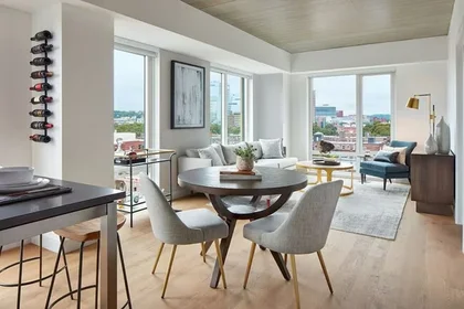 Dairenin tamamı konumu 1350 Boylston St, 7 11 görüntüsü
