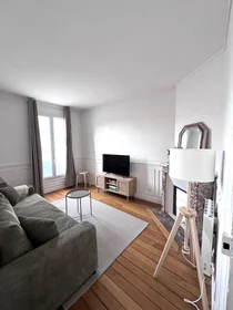 Entire apartment at 127 Rue du Vieux Pont de Sèvres, image 2 of 7