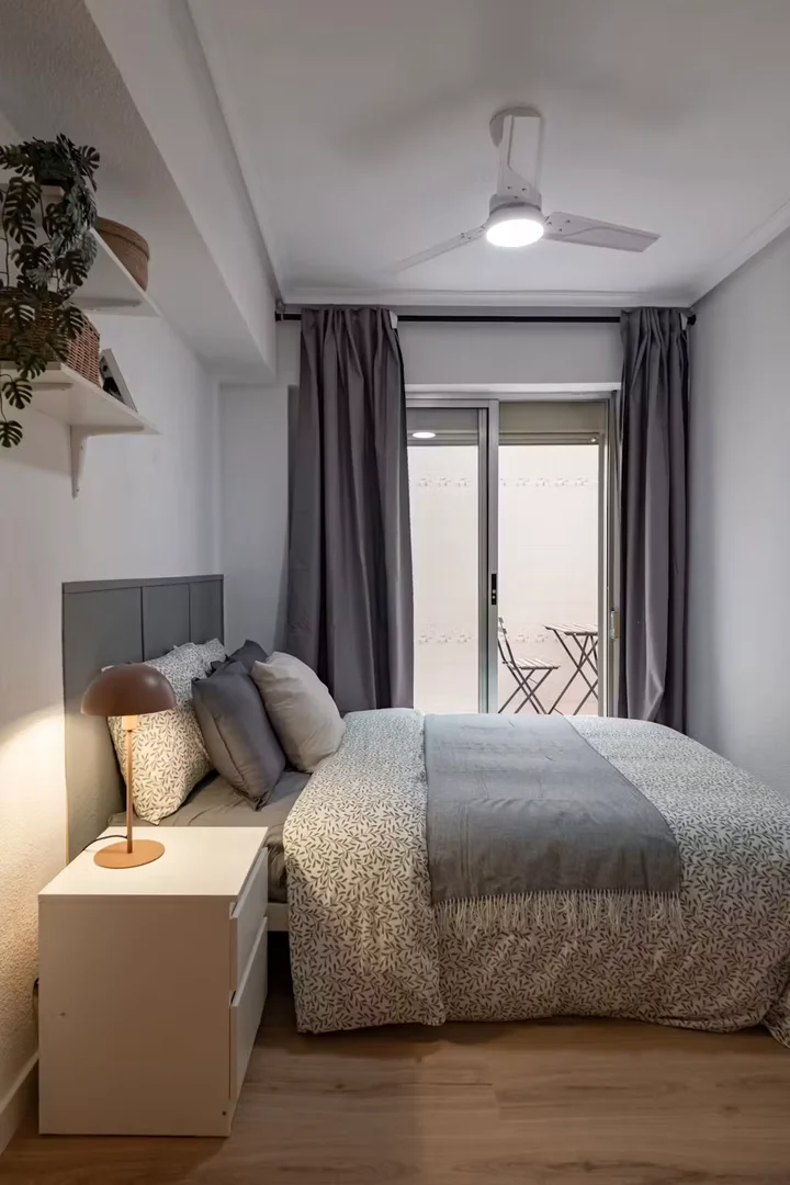 Bright and airy student room with easy university access in 