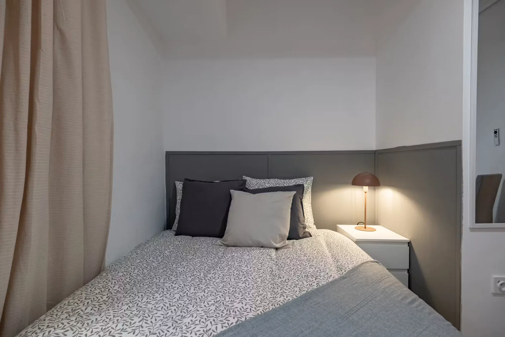 Habitación estudiantil amplia y cómoda en