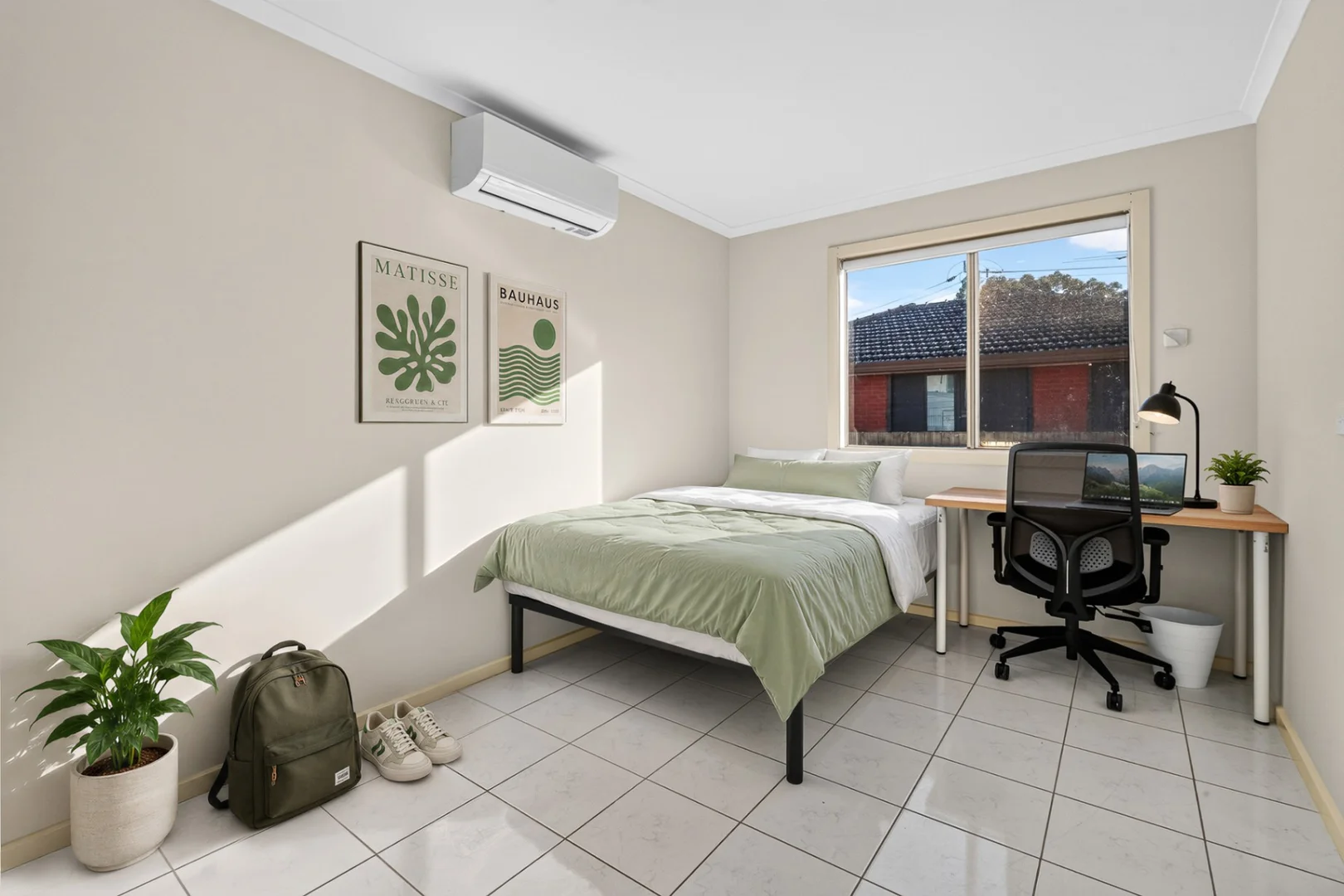 Functional student room perfect for studying in 