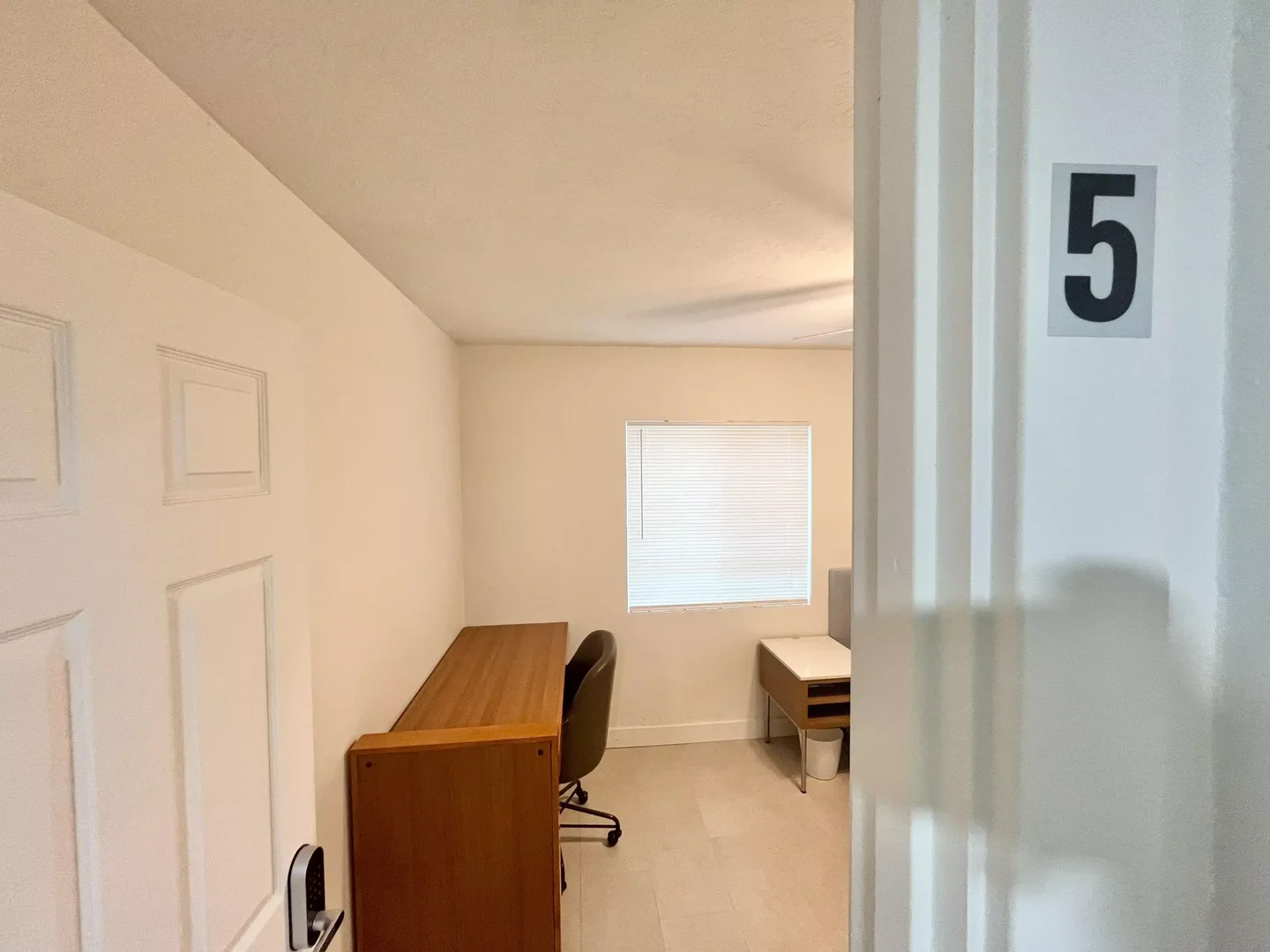 Bezahlbares Zimmer für Studenten mit ausreichender Beleuchtung in