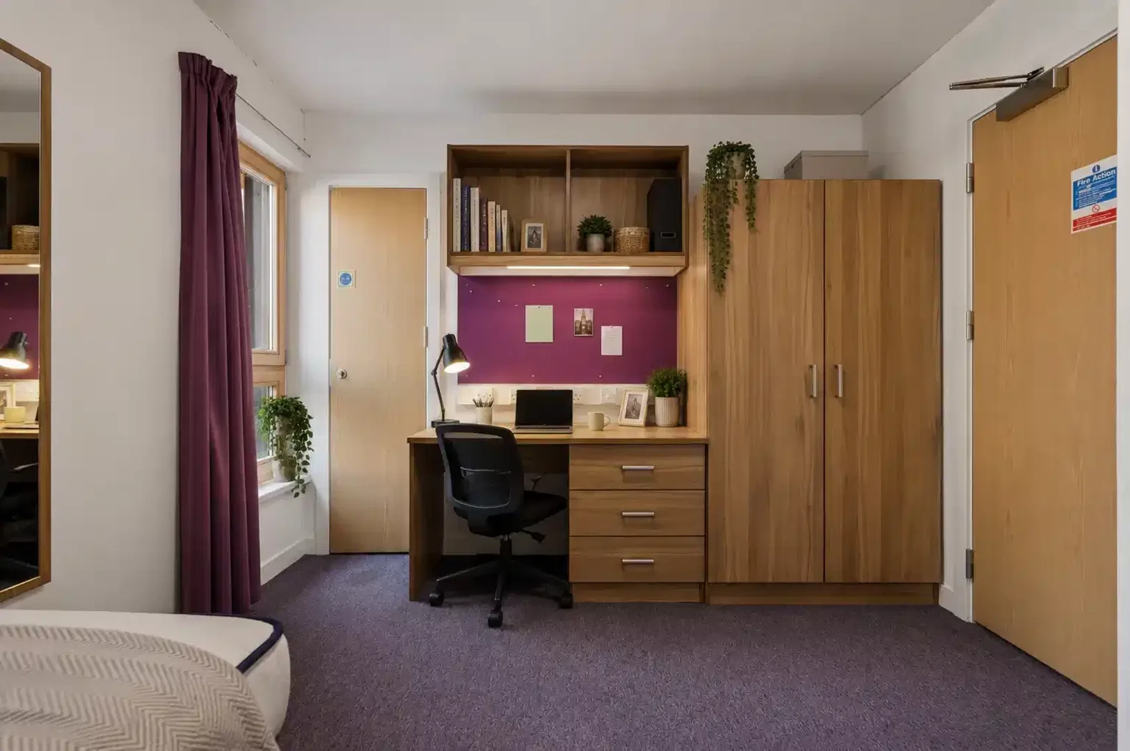 Comfortable and spacious student room in 