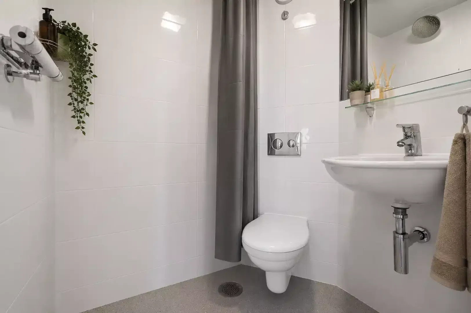 Bright and airy student room with easy university access in 