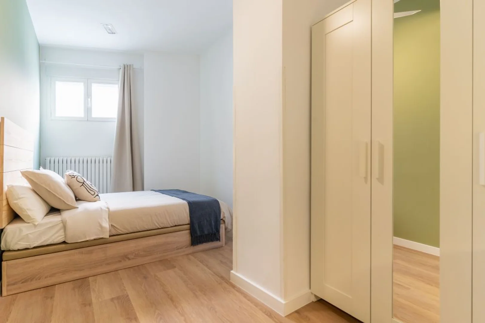 Habitación estudiantil amplia y cómoda en 