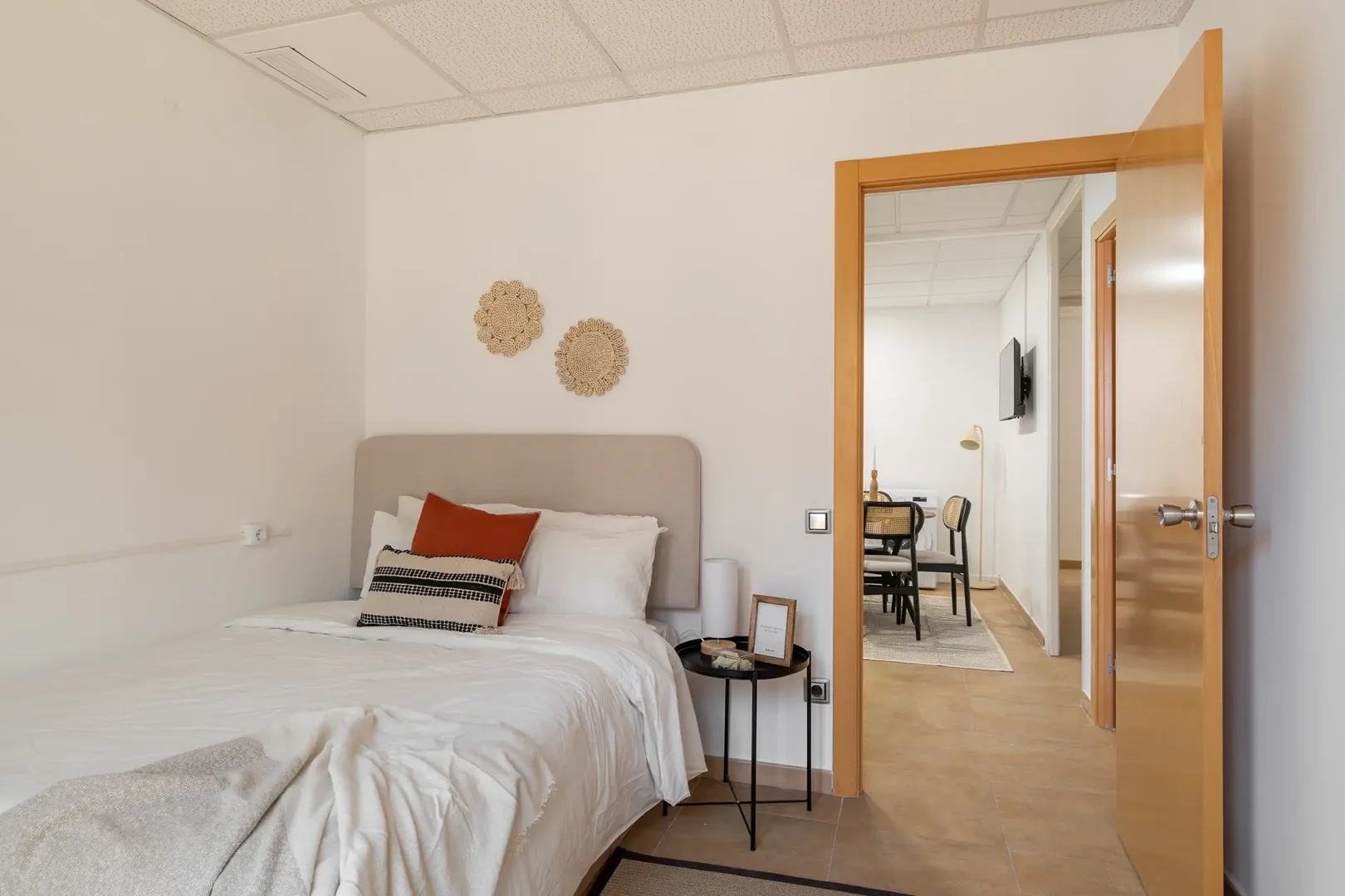 Affordable room for students with ample lighting in 